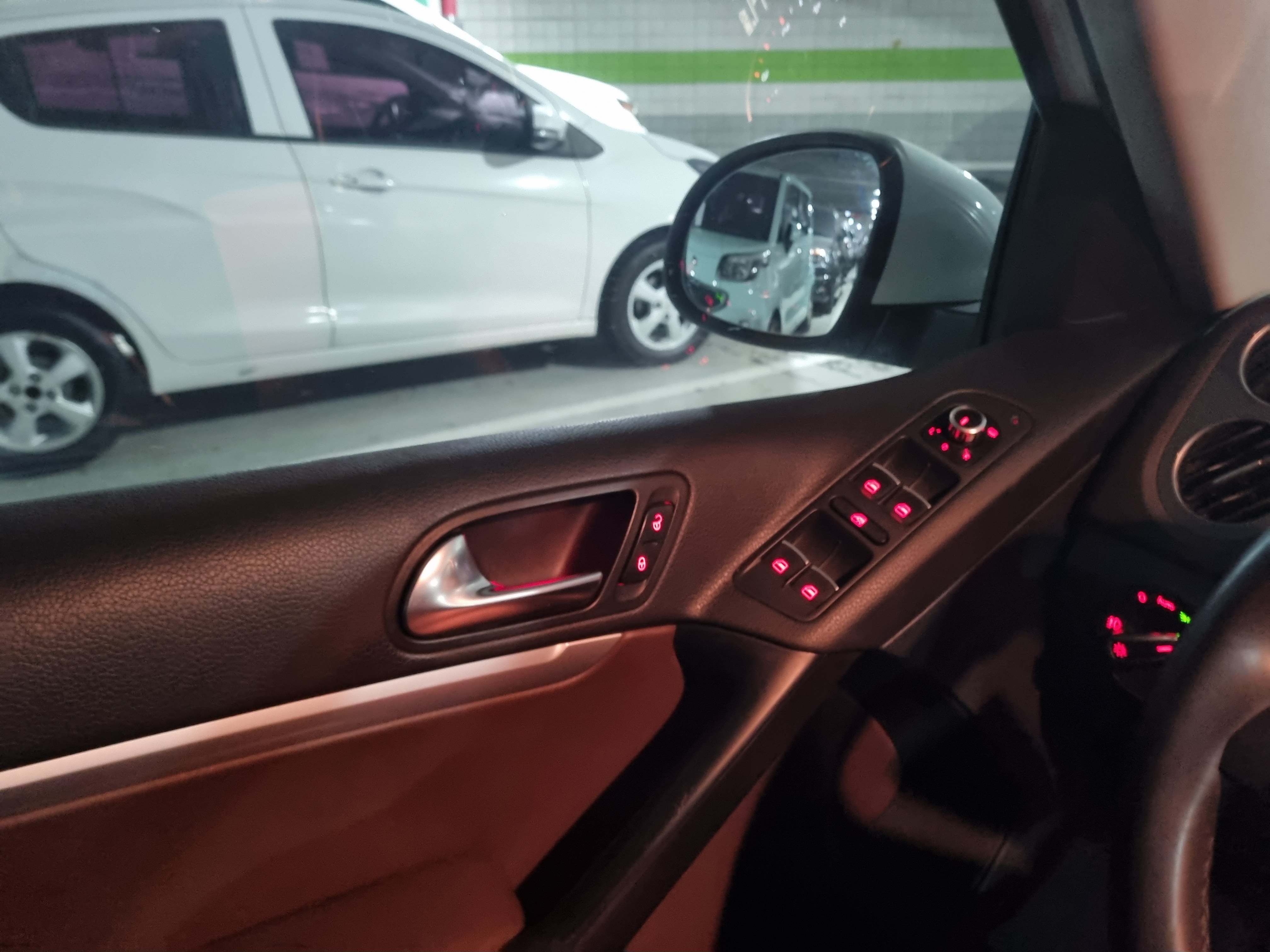 2014 Volkswagen Tiguan 2.0 tdi comfort 5N  - Thumbnail 24