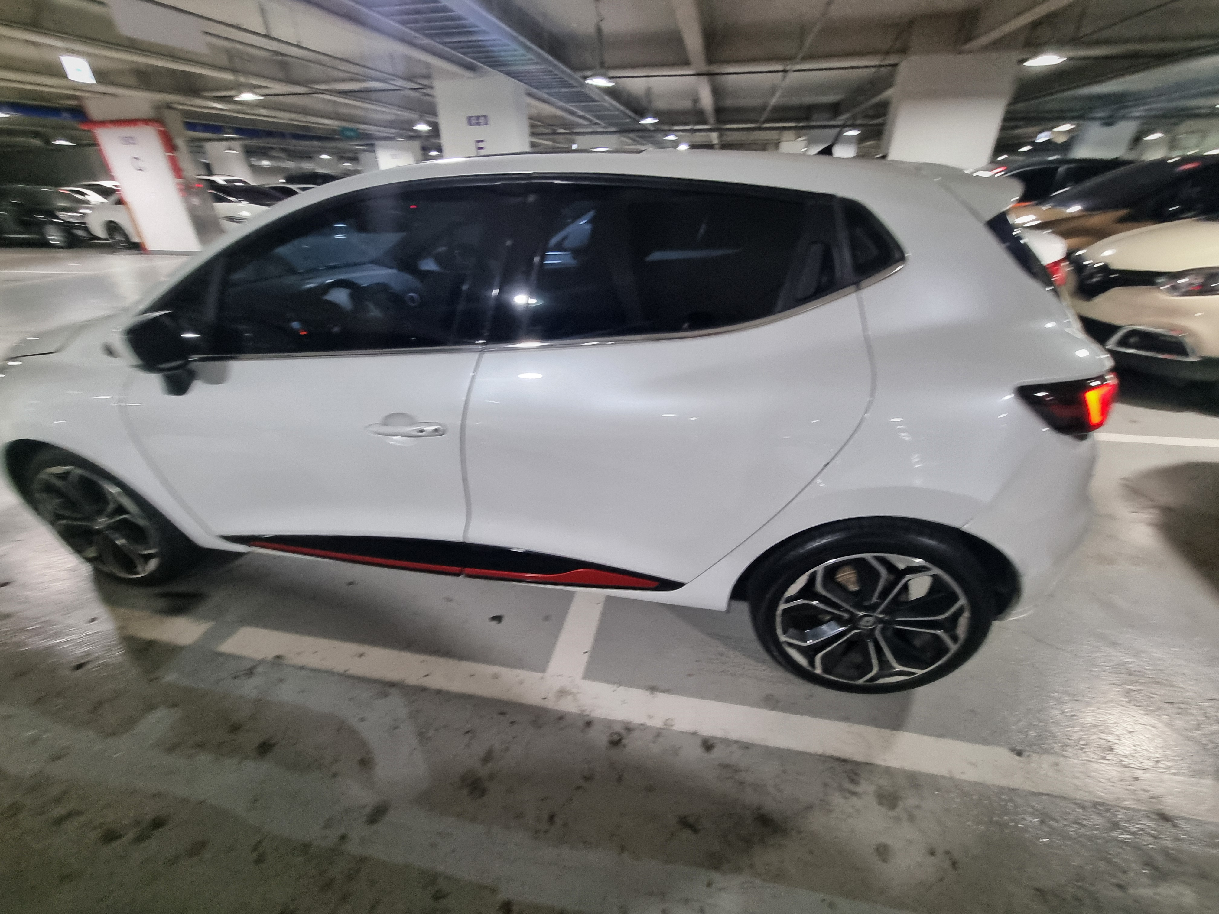 2018  renault clio intense  - Thumbnail 2