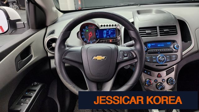 2012 Chevrolet Aveo hatchback - Thumbnail 4