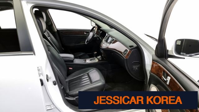 2011 Hyundai Genesis - Thumbnail 2