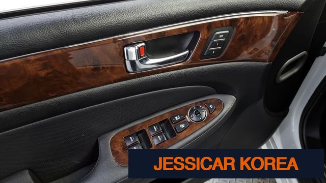 2011 Hyundai Genesis - Thumbnail 3