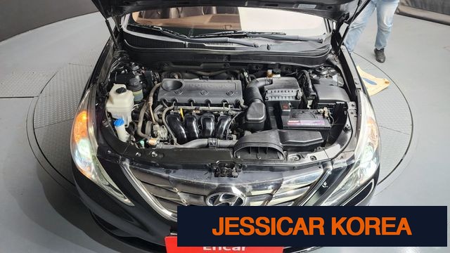 2010 Hyundai YF Sonata - Thumbnail 2