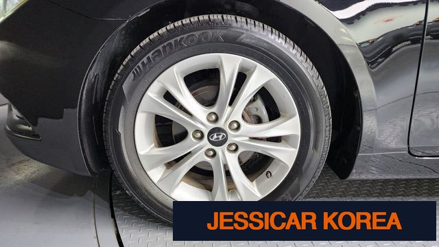 2010 Hyundai YF Sonata - Thumbnail 3