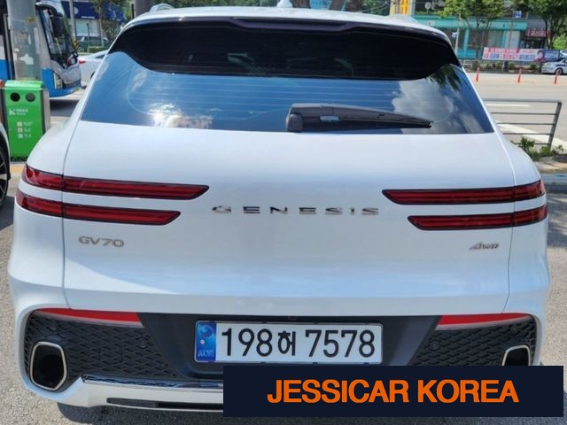 2024 Genesis GV70 - Thumbnail 9