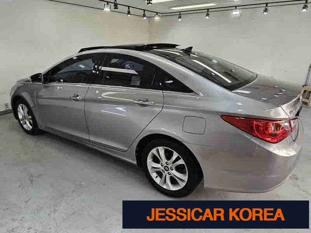 2010 Hyundai YF Sonata - Thumbnail 2