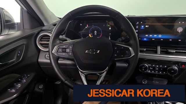 2025 Chevrolet Trax Crossover - Thumbnail 3