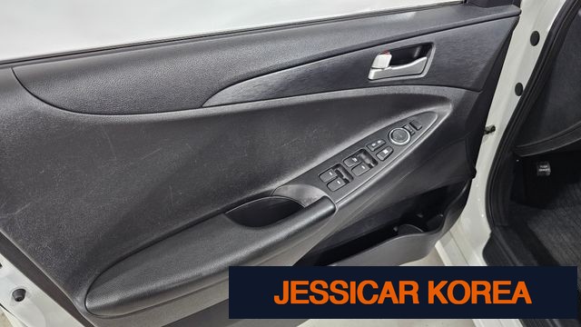 2012 Hyundai YF Sonata - Thumbnail 3