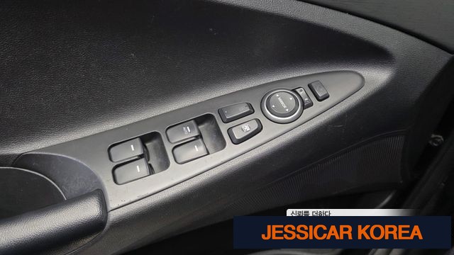 2010 Hyundai YF Sonata - Thumbnail 2