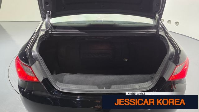2010 Hyundai YF Sonata - Thumbnail 3