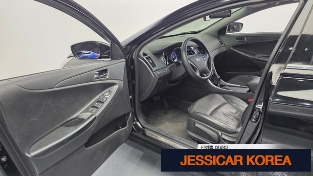 2010 Hyundai YF Sonata - Thumbnail 4