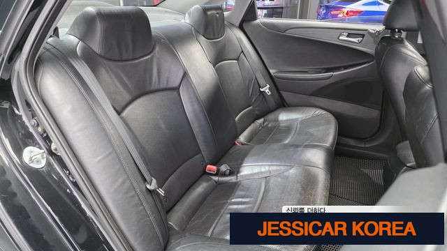 2010 Hyundai YF Sonata - Thumbnail 9