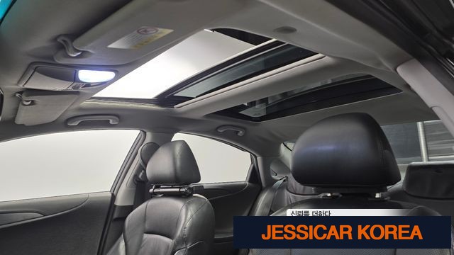 2010 Hyundai YF Sonata - Thumbnail 10