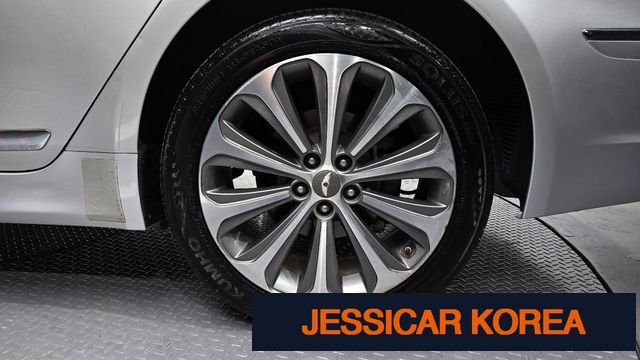 2012 Hyundai Genesis - Thumbnail 10