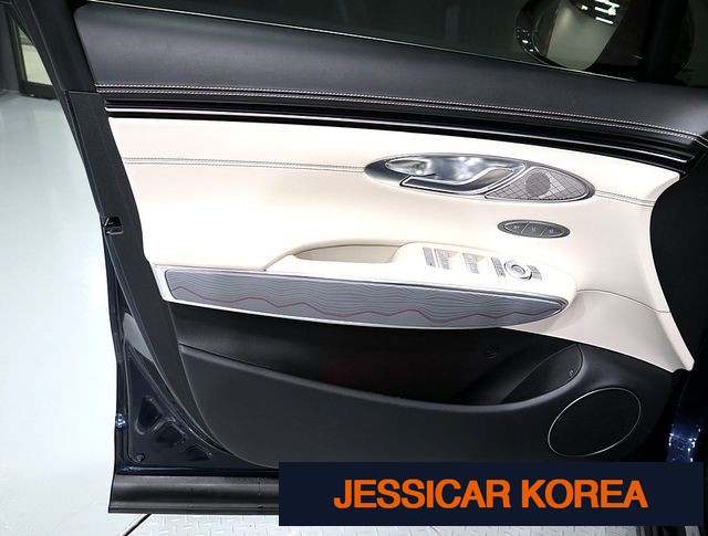 2023 Genesis GV70 - Thumbnail 10