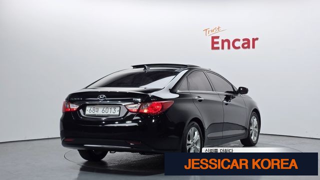 2011 Hyundai YF Sonata - Thumbnail 2