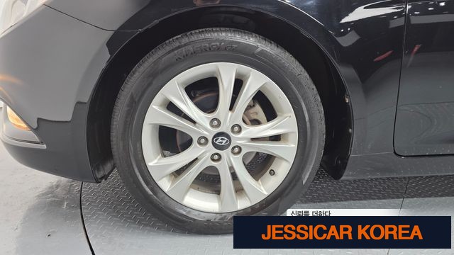 2011 Hyundai YF Sonata - Thumbnail 3