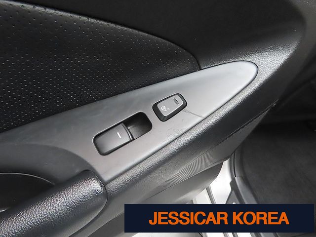 2010 Hyundai YF Sonata - Thumbnail 2
