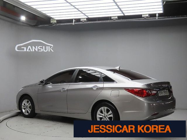 2010 Hyundai YF Sonata - Thumbnail 4