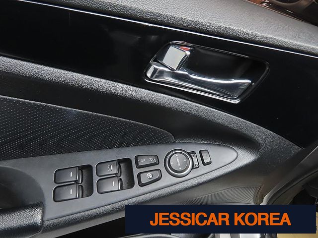 2010 Hyundai YF Sonata - Thumbnail 10