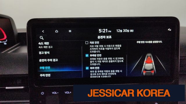 2025 Hyundai Staria - Thumbnail 2