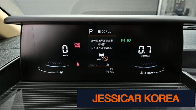 2025 Hyundai Staria - Thumbnail 2
