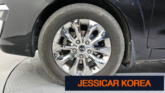 2018 KG Mobility Korando Turismo - Thumbnail 8