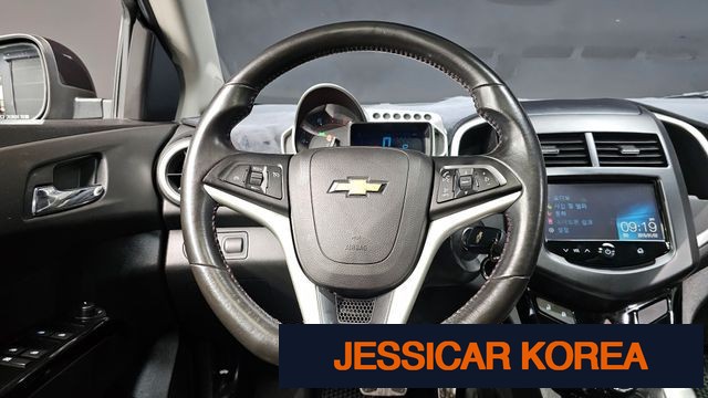 2015 Chevrolet Aveo hatchback - Thumbnail 4