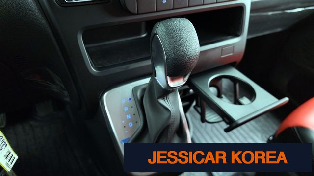 2025 Hyundai Staria - Thumbnail 3
