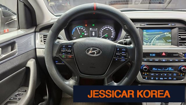 2016 Hyundai LF Sonata Hybrid - Thumbnail 2