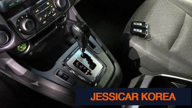 2016 KG Mobility Korando Turismo - Thumbnail 2