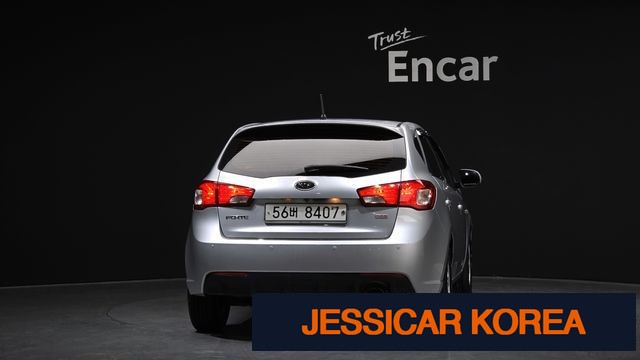 2013 Kia forte hatchback - Thumbnail 8