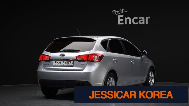 2013 Kia forte hatchback - Thumbnail 9