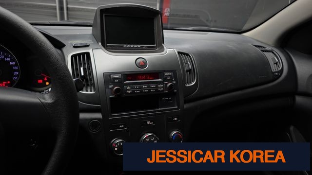 2013 Kia forte hatchback - Thumbnail 12