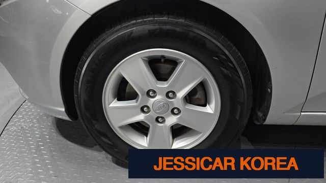 2013 Kia forte hatchback - Thumbnail 15