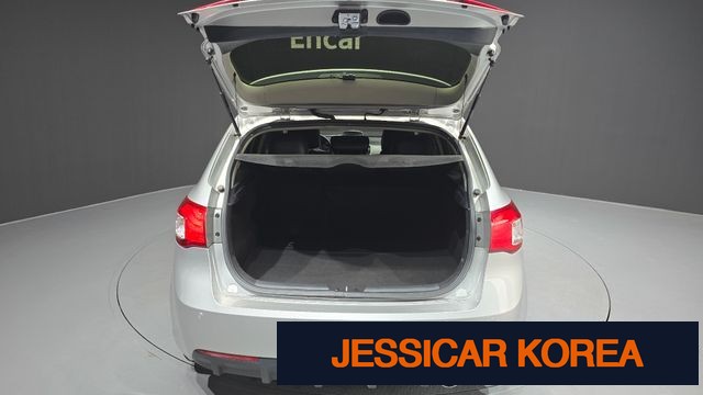2013 Kia forte hatchback - Thumbnail 16