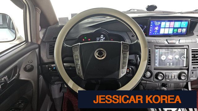 2015 KG Mobility Korando Turismo - Thumbnail 4
