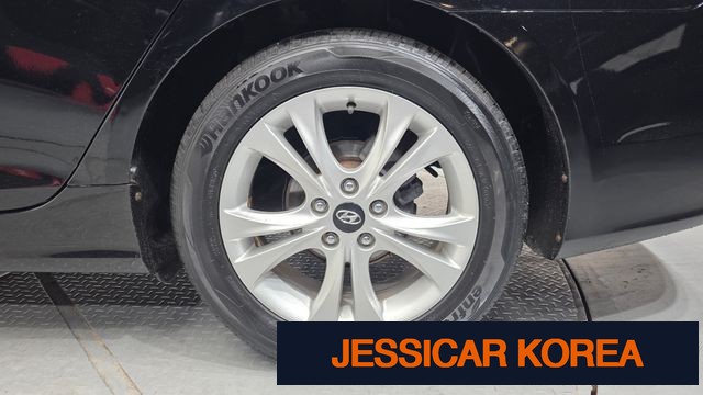 2010 Hyundai YF Sonata - Thumbnail 2