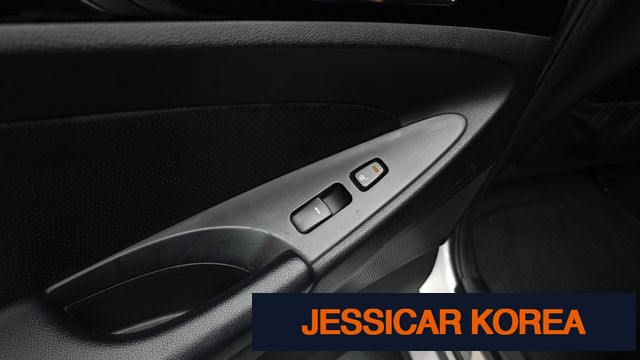 2010 Hyundai YF Sonata - Thumbnail 3