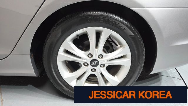 2010 Hyundai YF Sonata - Thumbnail 18