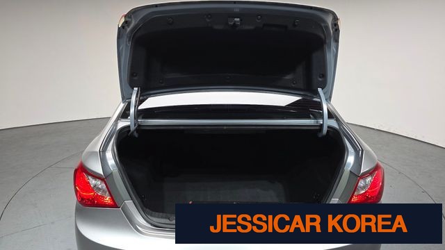 2010 Hyundai YF Sonata - Thumbnail 19