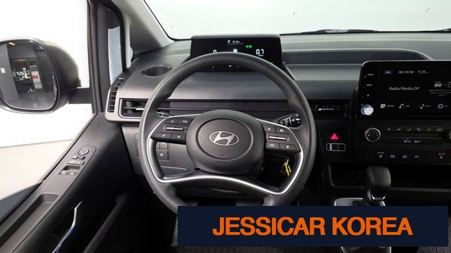 2025 Hyundai Staria - Thumbnail 2