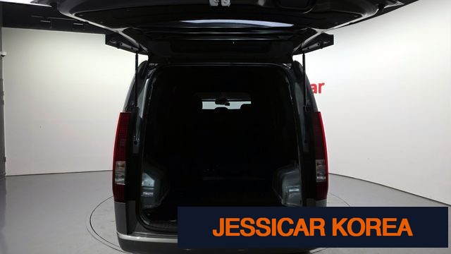 2025 Hyundai Staria - Thumbnail 4