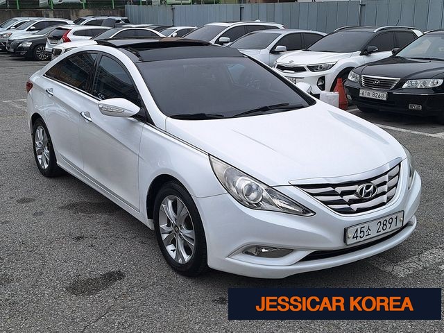 2010 Hyundai YF Sonata - Thumbnail 2