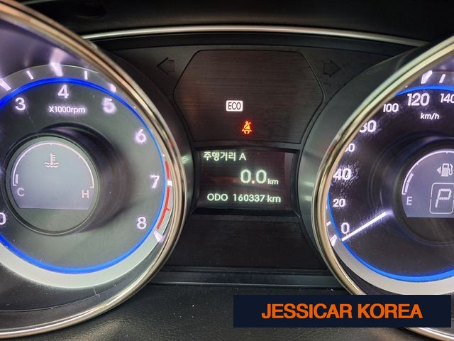 2010 Hyundai YF Sonata - Thumbnail 5