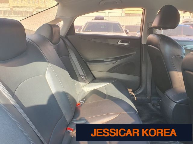 2010 Hyundai YF Sonata - Thumbnail 2