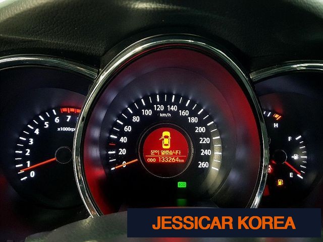 2011 Kia K5 - Thumbnail 2
