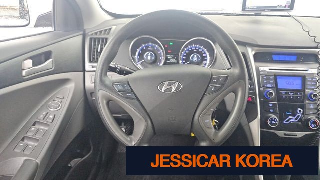 2011 Hyundai YF Sonata - Thumbnail 2