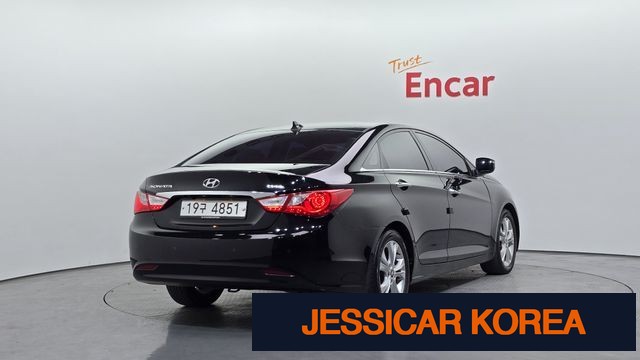 2012 Hyundai YF Sonata - Thumbnail 2