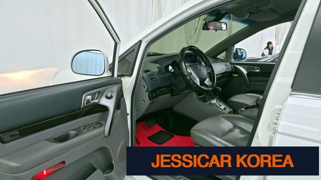 2016 KG Mobility Korando Turismo - Thumbnail 3