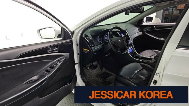 2011 Hyundai YF Sonata - Thumbnail 2